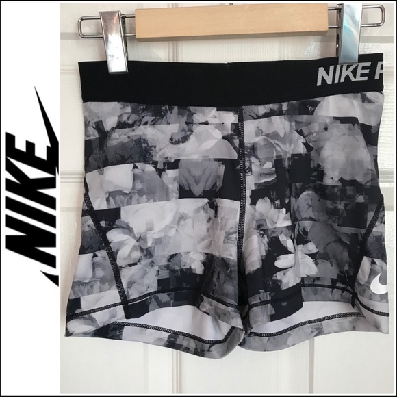 Nike Pants - Nike Pro Dry-Fit Short